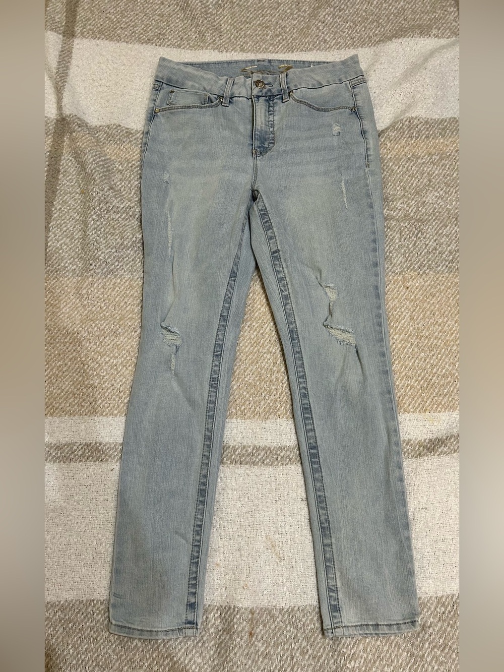 Seven7 Light Blue Distressed Skinny Jeans EUC